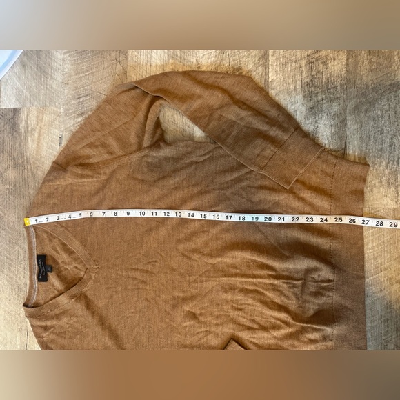 Banana Republic size LARGE tan V-neck sweater, long sleeve lightweight - Picture 6 of 6